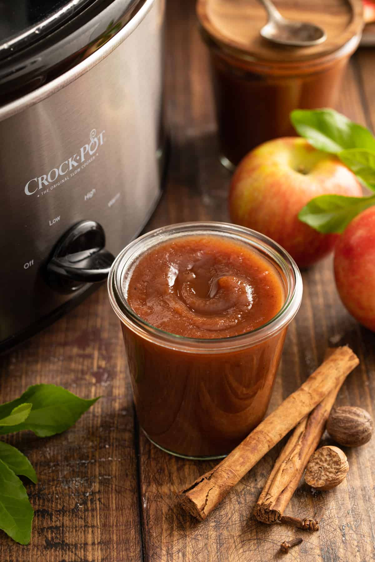 https://www.mybakingaddiction.com/wp-content/uploads/2011/10/apple-butter-next-to-crockpot.jpg