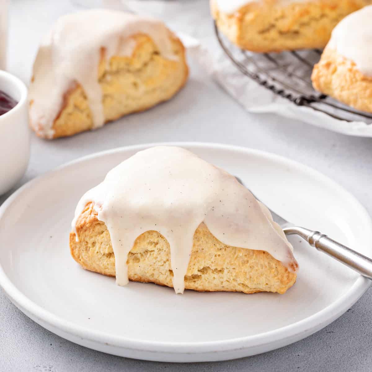 https://www.mybakingaddiction.com/wp-content/uploads/2015/01/plated-vanilla-bean-scone-hero.jpg