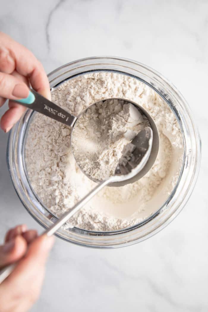 https://www.mybakingaddiction.com/wp-content/uploads/2015/05/spooning-flour-into-measuring-cup-700x1050.jpg
