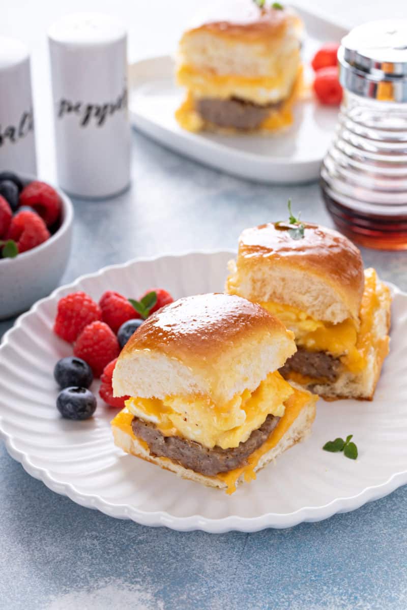 Breakfast Sliders My Baking Addiction   Breakfast Sliders On Plates 800x1200 