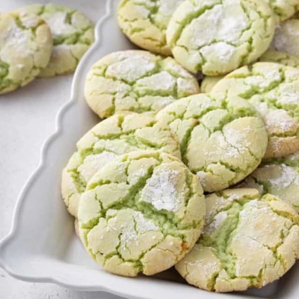 White platter filled with st. patrick's day crinkle cookies.